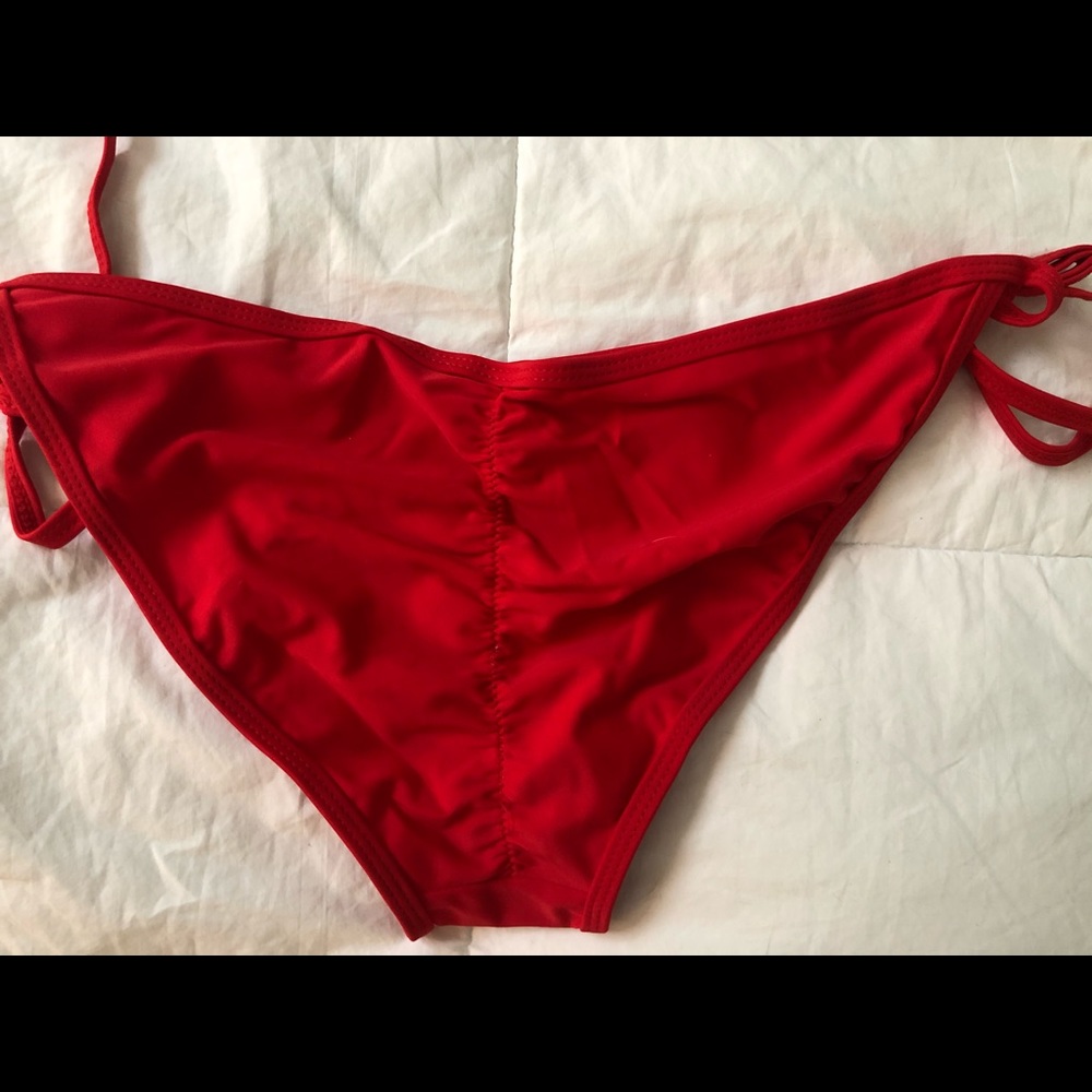 Red bikini - Picture 2 of 2